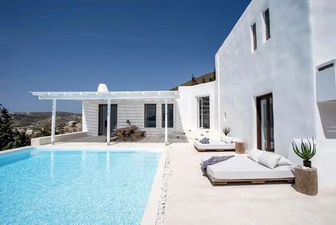 Una impresionante villa en Paros ofrece vistas panorámicas al mar y es la mejor casa de vacaciones en la isla, presentando la primera cuenta de diseño minimalista en la zona. La interiorista ha invertido todo su talento y dedicación para crear una so...