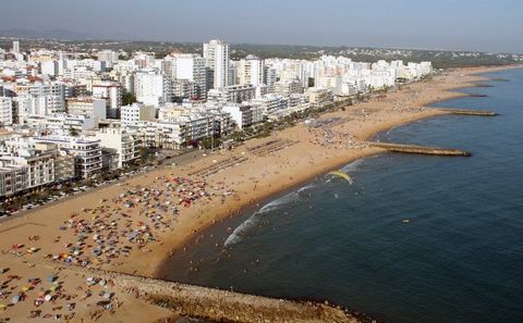 Fantastique appartement de deux chambres, au coeur de Quarteira. Cet appartement dispose d'un salon, d'une cuisine avec balcon, d'une salle de bains et de deux chambres avec placards intégrés. Il dispose également d'une place de parking. Proche de to...