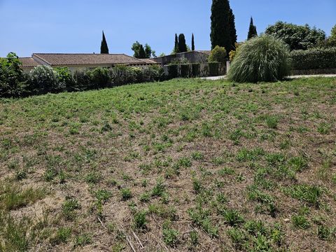 En exclusivité : Magnifique terrain exposé sud, de 490 m2. En cours de bornage et de Permis d'amménager, venez découvrir ce terrain avec une emprise au sol de 40%. Idéalement situé, proche du centre ville, dans une impasse calme et exposé Sud, ce ter...