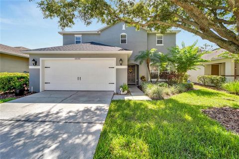 Beautiful move-in ready house located in the friendly gated Eaglebrooke Community on the southside of Lakeland featuring 3 Beds/2.5 Baths. This home overlooks hole #16 of the Golf Course with beautiful views of the green/fairway and ponds. Upon enter...