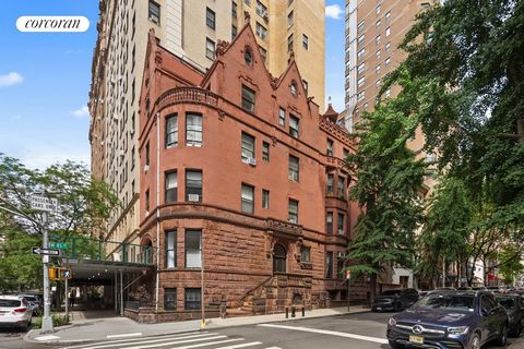 Il s’agit d’une opportunité rare de posséder une propriété d’angle distinguée dans l’Upper West Side de Manhattan. Ce bâtiment historique de 5,5 étages, construit vers 1900, est situé à l’angle nord-est prestigieux de la 85e rue ouest et de l’avenue ...