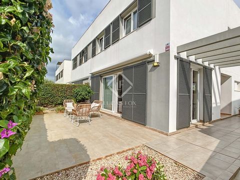 Lucas Fox presents this fantastic contemporary designed townhouse with a constructed area of 213 m² with a 47 m² patio, just a few minutes from the centre of Ciutadella. The property is distributed over four floors. At the entrance we are welcomed by...