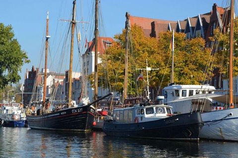 Vous ne pouvez pas être plus près de l'eau ! Vacances sur la péniche Hafenprinz (fixée sur la jetée) avec une superbe vue sur l'eau. ...