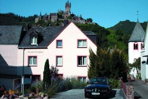 Cosy apartment with a large, covered balcony (facing south-west) and a magnificent view of Cochem Castle and the Winneburg castle ruins. washing machine, bicycle garage, parking and Wi-Fi.