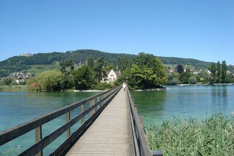 Suite-Apartment 80 m² im 2. OG mit Balkon zum ruhigen Apfelgarten mit Liegewiese. Holzdielenböden, sehr schöne Einrichtung, gut ausgestattete Wohnküche mit Kochinsel Zwei getrennte Schlafzimmer mit Flat-TV Große Wohnküche mit offener Kochinsel, Essti...