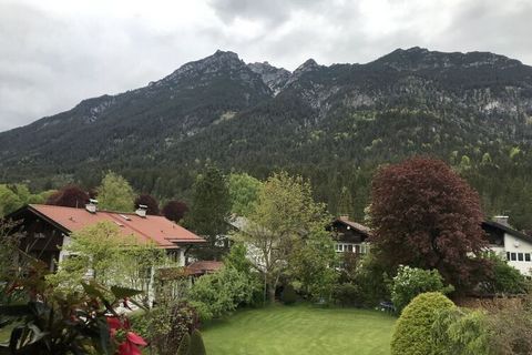 Unsere Ferienwohnung AURIKEL bietet ein geräumiges Wohnzimmer mit einer großen (Schlaf-)Couch, einer kuschligen Leseecke sowie einem kleinen Schreibtisch. Vom Wohnzimmer aus kommen Sie auf den möblierten Süd-Balkon, von wo aus Sie das gesamte Wetters...