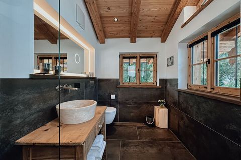 Nieuw gebouwd luxe chalet. Fantastisch uitzicht met privé whirlpool en sauna voor maximaal 7 personen. We kijken er naar uit je te zien!