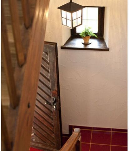 Het vakantieappartement met toren op het historische landgoed bevindt zich in de westelijke vleugel van de boerderij en strekt zich uit over twee verdiepingen.