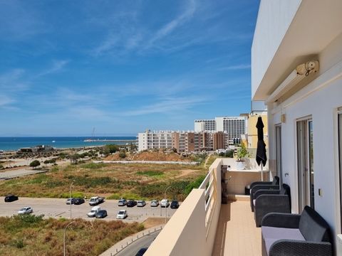 Excellent apartment facing the sea, offering sea views from its bedrooms, located in the centre of Quarteira, at just 3 minutes from the beach and featuring close all amenities, services, restaurants, cafes, pharmacies and banks. Offering total comfo...