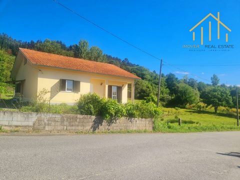 Finca con casa y 1ha de terreno en São Pedro do Sul Propiedad en venta con una casa residencial y un área de 10.000 m2 de terreno en São Pedro do Sul. La vivienda en una sola planta consta de cocina, salón, recibidor, 2 dormitorios y baño y buhardill...