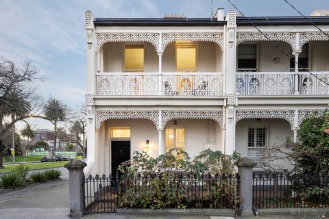 Questa splendida terrazza vittoriana si trova in una delle tasche più ambite di Melbourne. Costruita nel 1881 circa, la casa conserva molte caratteristiche originali, tra cui soffitti alti e un elegante camino, che mostrano il fascino della sua epoca...