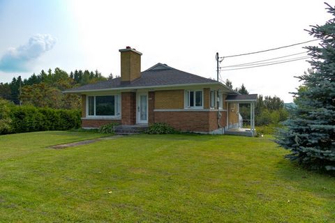 Solid bungalow 4 sides brick and stone. It offers 3 bedrooms on the ground floor, a large basement ready to be fitted out according to your needs, a large asphalt driveway and 2 garages. Several renovations carried out (plumbing, electricity, floorin...