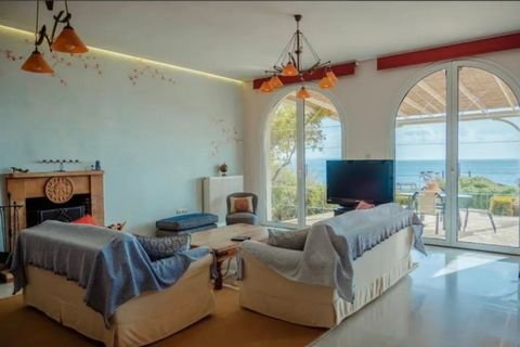 Chios-Karfas une maison individuelle exclusivement rare avec vue illimitée sur la mer, maison d’hôtes et espaces auxiliaires supplémentaires de 400 m² au total dans une superficie de 4 acres, est proposée à la vente. Ils s’engagent de manière cohéren...