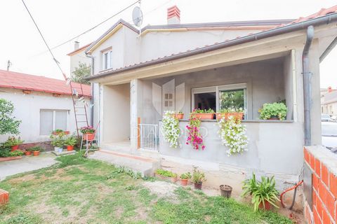 Location: Istarska županija, Pula, Gregovica. Istria, Pula We are selling a house in an excellent, sought-after neighborhood in Pula. The house has an area of 102 m2, and consists of a ground floor and a beautiful gallery. On the ground floor there i...