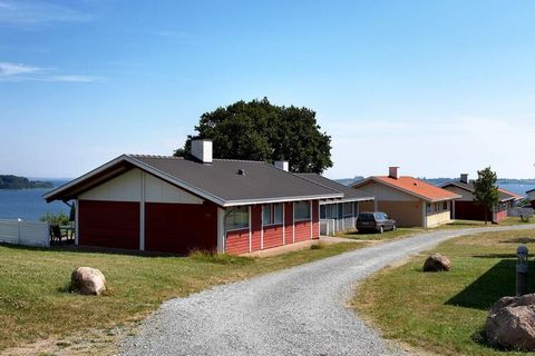 Løjt Holiday Centre: uno de los centros de vacaciones con una ubicación más hermosa de Dinamarca Con una hermosa vista de Little Belt y la bahía de Genner, Løjt Holiday Center está ubicado en una hermosa zona rodeada de hermosa naturaleza y un campo ...