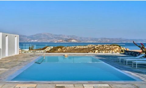 A vendre est présentée une luxueuse villa à Paros, 1 300 m², construite sur un terrain de 1 035 m². La résidence offre une vue imprenable sur la mer et comprend 10 chambres et 7 salles de bains. Il dispose d'un impressionnant jardin avec piscine et j...