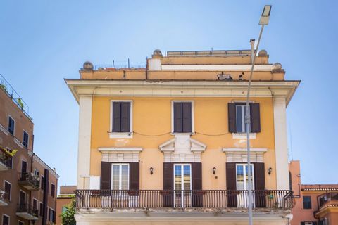 Nel quartiere Appio Latino, precisamente in Circonvallazione Appia, a pochi passi dal parco della Caffarella, la Coldwell Banker propone in vendita un trilocale posto al piano nobile di una palazzina depoca senza ascensore di soli tre piani, con area...