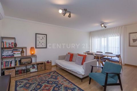 Semi-New 2-Bedroom Apartment in Alto do Olival, Olivais This spacious 2-bedroom apartment, located in the prestigious Alto do Olival development in Olivais, is perfect for those seeking comfort and convenience. With an excellent layout, it offers a c...