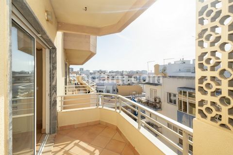 Excellent appartement avec une chambre près de la plage de Quarteira ! Appartement spacieux comprenant séjour, cuisine, un immense balcon, une chambre avec placard intégré, un bureau et une salle de bain complète. La propriété dispose de la climatisa...