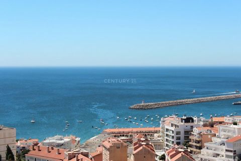 Appartement entièrement rénové entre plage et montagne dans le village pittoresque de Sesimbra. Immeuble au 3ème étage avec ascenseur Salon ouvert avec balcon et vue imprenable sur la mer et le château de Sesimbra. La cuisine sera équipée d'une plaqu...