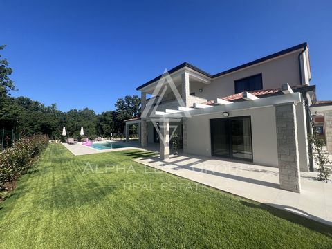 ALPHA LUXE GROUP vende una villa moderna di alta qualità a solo 1 km dal centro di Parenzo. La casa è completamente nuova, costruita con materiali di pregio e dotata di attrezzature di prima qualità e mobili di design su misura. Si compone di due pia...