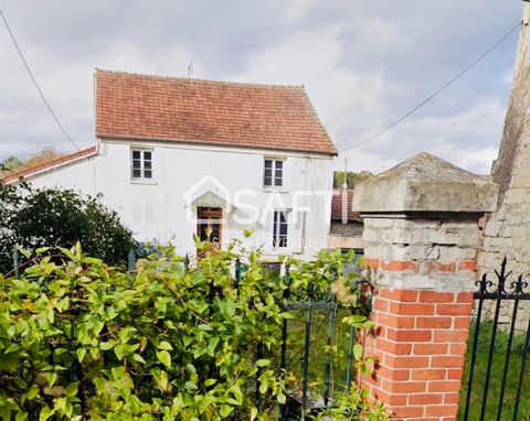 A Vailly-Sur-Aisne, au centre de cette charmante commune avec écoles, commerces, transports et à 20 mn de Soissons, maison ancienne 7 pièces de 180 m2, offrant : entrée, grande cuisine avec cellier et accès jardin, salle à manger avec cheminée, 2 cha...