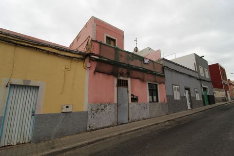 Unieke kans in de visserswijk San Cristóbal, Las Palmas de Gran Canaria! We presenteren dit huis te koop, gelegen aan de Calle Santiago Tejera Ossavary. Deze woning, van 103 m² bebouwd, ligt op slechts een korte loopafstand van de strandlaan en biedt...