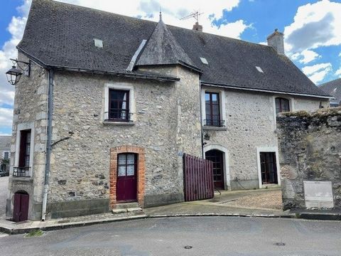 Située à PARCE sur Sarthe, demeure du 17° au centre du village bordé par la rivière la Sarthe et qui fait partie de la province historique de l'Anjou. Cette maison ce compose au rdc d'une entrée, d'une cuisine, d'un salon, séjour avec cheminée, une s...