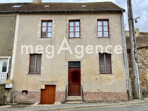 Alençon 10 mn . Maison de 125 m2 habitable environ avec travaux composée en rdc d’une grande entrée, salon , cuisine avec coin repas , salle d’eau, wc, chambre, lingerie. Au 1er étage le palier dessert 4 chambres.Au 2ème étage un grand grenier aménag...