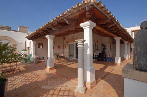 Dieses charmante Penthouse im ersten Stock befindet sich im Herzen von Cala D'Or, nur wenige Minuten von den Stränden von Cala D'Or und Cala Gran sowie allen lokalen Geschäften, Bars, Restaurants und Cafés entfernt. Das Anwesen verfügt über ein geräu...