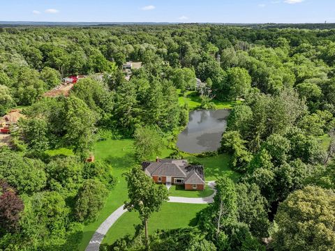 Wunderbare Gelegenheit, auf vier parkähnlichen Hektar mit Teich und ebenem Rasen in der Nähe von Babcock Preserve zu leben. Option, das aktuelle Haus zu renovieren oder Ihr Traumhaus mit einer FAR-Zulage von 10.000+ Quadratfuß zu bauen. Renderings fü...