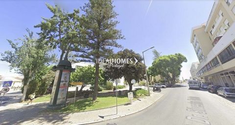 Appartement de 3 chambres avec 148m2 situé dans un immeuble résidentiel à proximité de la Cour de Tavira, plein sud, très lumineux, ascenseur, mais pas de balcons. L'appartement a droit à 2 places de parking, dans un espace public. Situé dans le cent...