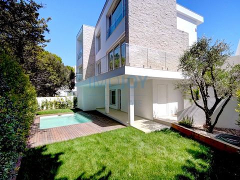 Maison jumelée de 4 chambres d'architecture contemporaine avec jardin et piscine à Murches. Quartier résidentiel, calme, inséré dans le parc naturel de Sintra et Cascais, cul-de-sac, villa entourée de verdure permettant ainsi une plus grande intimité...