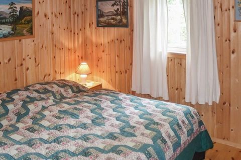 Cozy holiday home on a south-facing beach plot in beautiful surroundings. Dish with RiksTV: Norwegian, German and international TV channels. DAB radio. Internet for streaming, via fiber. One bedroom has folding single beds. Swimming possibility 35m f...