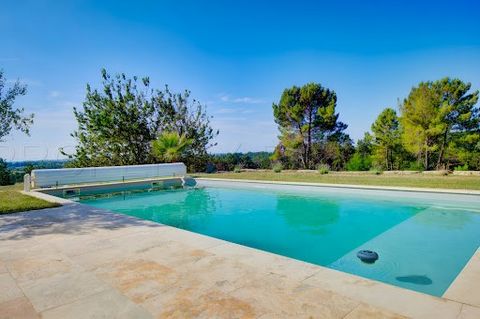 PERIGORD CONTEMPORARY VILLA 335 M² 3.5 HA In the heart of Périgord Blanc, located near a town recognized as a city of Art and History, with a rich heritage, this residence, with contemporary restoration, will seduce you with the quality of its materi...