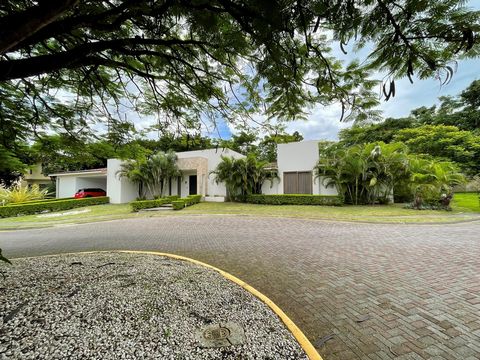 Contemporary Single-Story Home for Sale in Santa Ana, within the Elegant Hacienda Lindora Condominium, featuring a 1080m2 lot and 4.671sq ft (434m2) of construction. Upon entering, you'll be greeted by a charming internal garden with a water feature,...