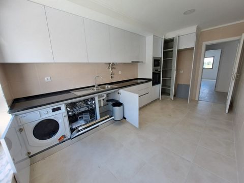 NEW 2 bedroom apartment, construction in a quiet area of Lavradio with all kinds of services, commerce and transport in the surrounding area. The property consists of: - Fully equipped kitchen (Oven, microwave, induction hob, extractor fan, washer/dr...