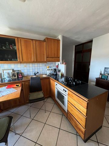 Location: Istarska županija, Pula, Šijana. ISTRIA, PULA - Apartment with a terrace in a sought-after location! We present to you an ideal apartment for a family or a couple, a few minutes' walk from the city center as well as from all other necessary...