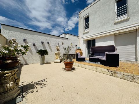 Exclusive property divided over two levels, located in the sought-after Enclos district of Carnon-Plage. The main house on the ground floor comprises four bedrooms, a bathroom, and a garage. The veranda houses a jacuzzi and opens to the garden. The f...