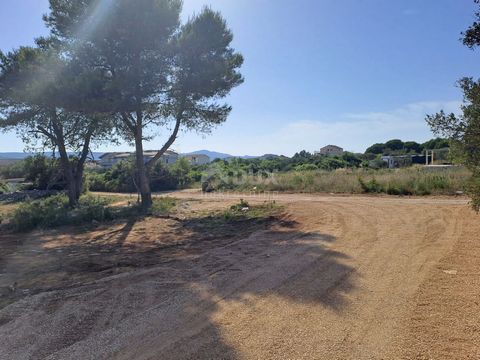 Location: Zadarska županija, Sveti Filip I Jakov, Turanj. ZADAR, TURANJ - Building land near the sea Building land for sale, which covers an area of 1080m2, and is only 200m from the sea. The land is located in the construction zone and has an access...