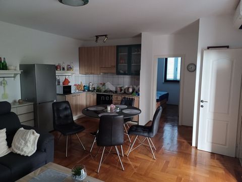 Location: Primorsko-goranska županija, Malinska-Dubašnica, Bogovići. INSEL KRK, MALINSKA, schöne Wohnung 50 m2 in Meeresnähe. Wir vermitteln beim Verkauf einer komplett möblierten Wohnung in einem neueren Gebäude in Malinska. Die Wohnung liegt 150 m ...