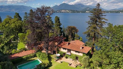 Villa d'époque à vendre à Belgirate avec vue panoramique sur le lac Majeur, entourée d'un parc planté de 5 000 m² sur plusieurs niveaux. Dans la partie supérieure du parc se trouve une piscine avec une zone de bronzage et une zone de relaxation adjac...