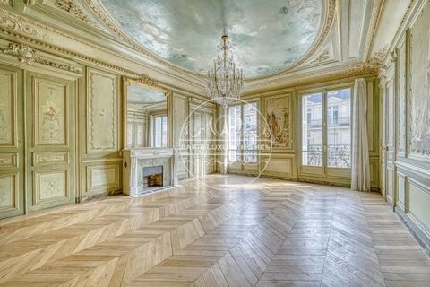 IN VENDITA PARIGI 8 ° - TRIANGOLO D'ORO - PRESTIGIO - Vicino all'avenue George V e rue François 1er, circondato dalle boutique di lusso e dai palazzi del Triangolo d'Oro, vi offriamo al 4 ° piano con ascensore questo bellissimo appartamento decorato ...