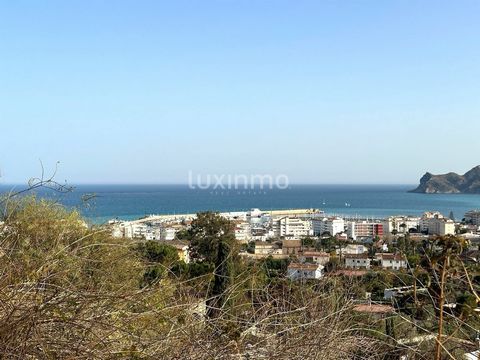 Nous présentons deux parcelles qui sont vendues ensemble pour répondre aux exigences de construction. Elles sont situées dans la zone de San Chuchim et ont des vues spectaculaires sur la mer. Cette zone est à 5 minutes à pied du centre d'Altea et de ...