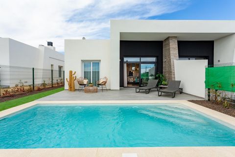 FANTASTICA VILLA PAREADA CON PISCINA PRIVADA EN CAMPO DE GOLF(ALGORFA)~ ~Esta vivienda consta de 3 dormitorios, 2 baños y un aseo, cocina-salón-comedor y piscina privada. ~ ~Además el residencial del que forma parte cuenta con una zona comunitaria eq...