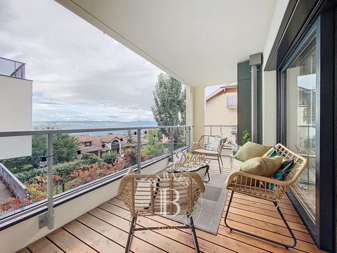 Évian-les-Bains, this 2-bedroom apartment with a surface area of 69 sqm features a terrace with triple exposure. Located on the 2nd floor of a high-end residence built in 2018, it offers an entrance with closets, a living-dining area with a kitchen o...