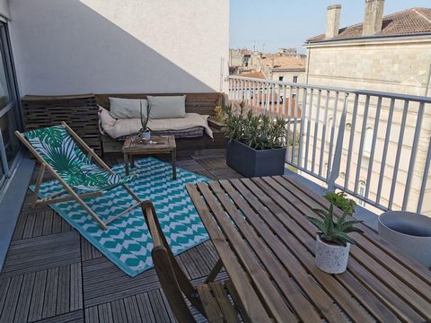 Je vous présente ce bel appartement 2 pièces avec terrasse de 30 m2 exposé sud sans aucun vis à vis 4° et dernier étage . Il est composé d’1 chambre ,1 salle d'eau avec WC, 1 cuisine séparée. Climatisation réversible Double vitrage Une cave et une pl...