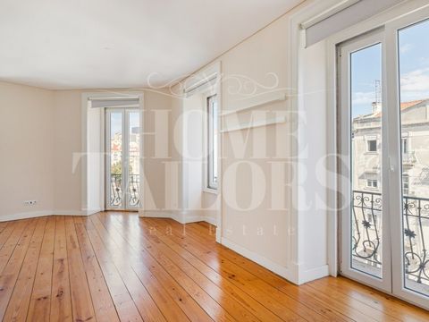 Appartement de 2 chambres avec 92,20 m2 de surface brute privée, en excellent état, comme neuf, entièrement équipé, et beaucoup de lumière naturelle, situé au 3ème étage d'un immeuble avec ascenseur, ENTIÈREMENT RÉHABILITÉ en 2017. Situé sur la célèb...