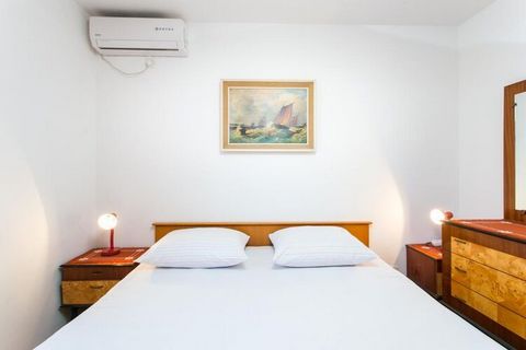 Only a 10-minute walk from Dubrovnik's Old Town, Guest House Raguž offers free Wi-Fi and air-conditioned rooms with access to spacious, furnished sun terraces. The beach is just a short walk away. Guests have access to a shared terrace furnished with...