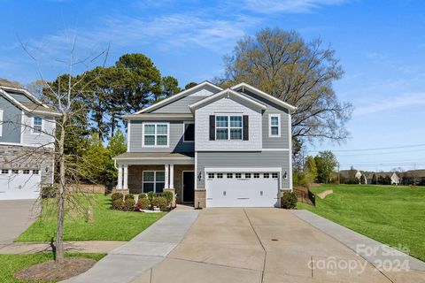 Stunning 5-bedroom, 3-bath, two-story home located in the desirable Clarabella neighborhood. The main floor features elegant hardwood floors, formal dining room, spacious family room complete with a fireplace. The kitchen is both stylish and function...